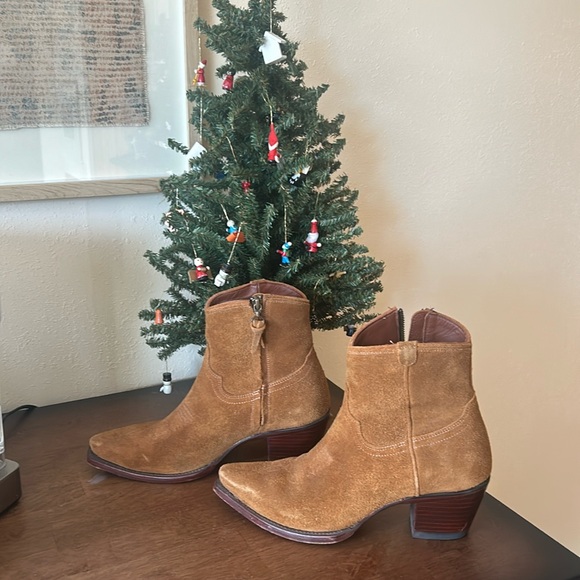 Tecovas Shoes - Tecovas “The Daisy” Ankle Snip Toe Bootie in Suede